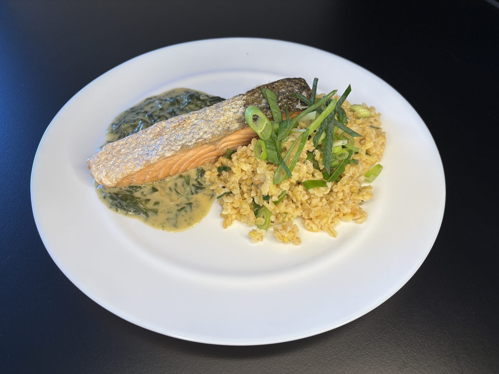 Gegrilltes Fischfilet mit Gemüsebeilage auf einem Event-Buffet in Seligenstadt.
