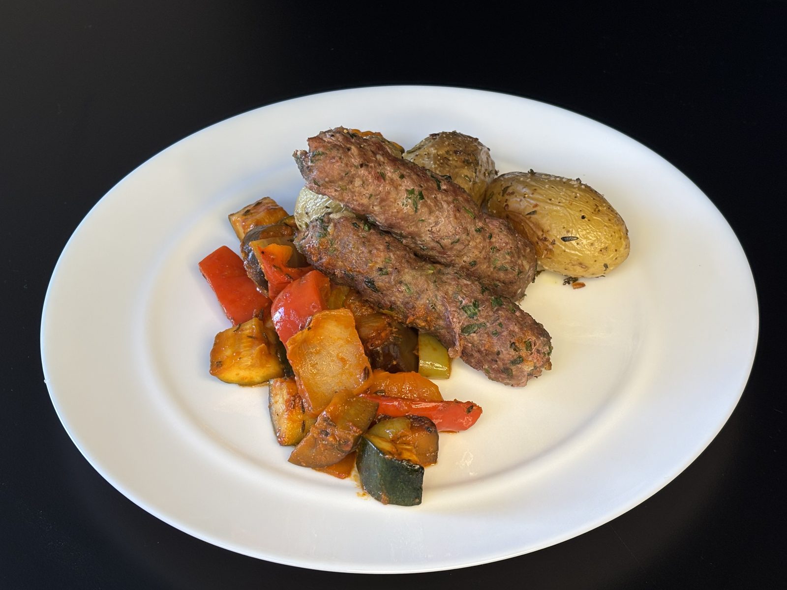 Gegrilltes Gemüse und Grillgerichte auf einem Sommerfest-Buffet in Seligenstadt.